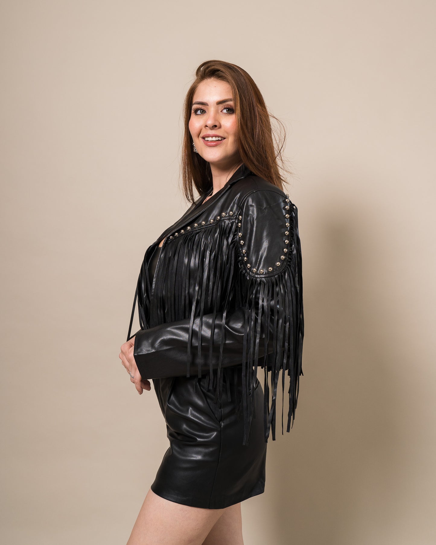 CHAQUETA CON FLECOS Y DETALLES DE TACHUELAS