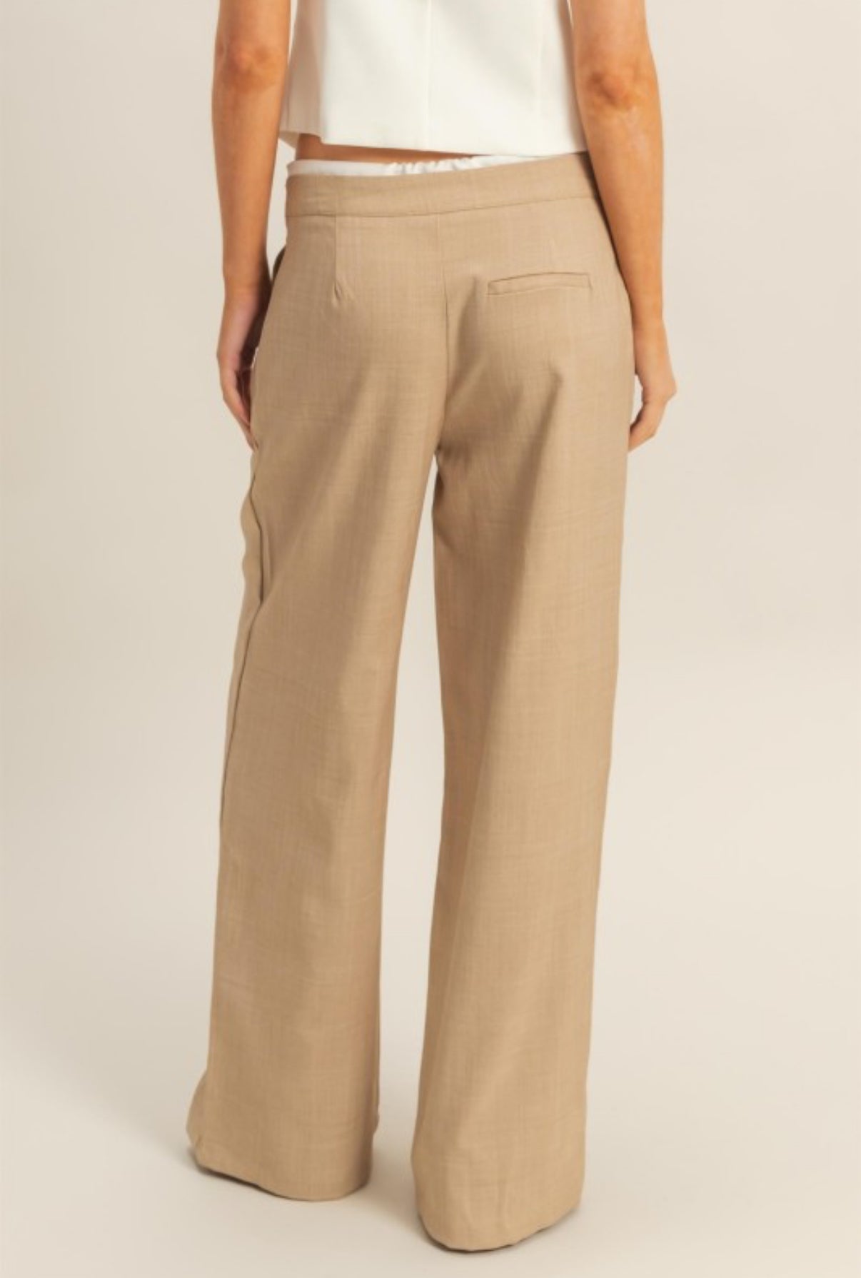 PANTALONES CON CINTURA EN CONTRASTE