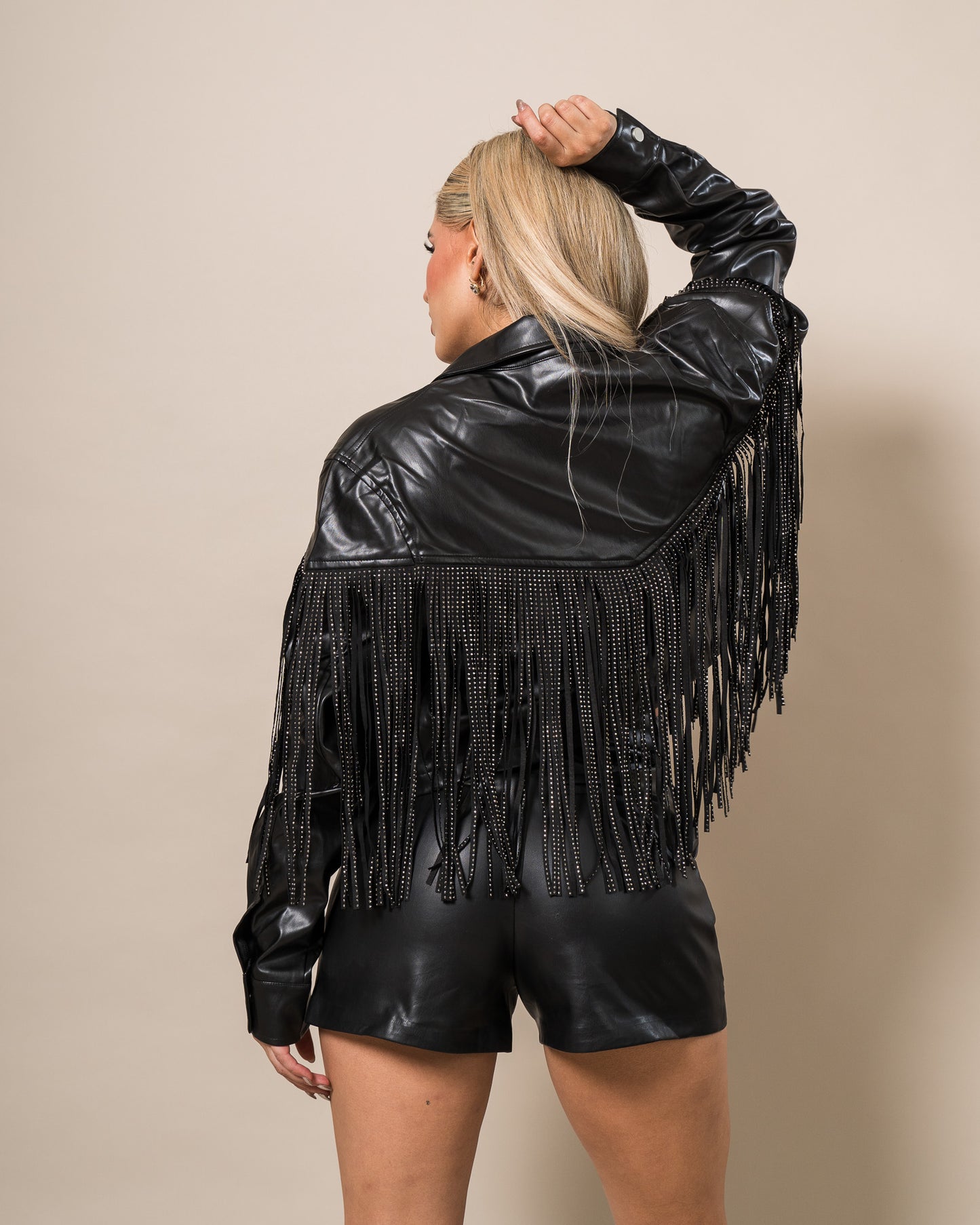 CHAQUETA CON FLECOS Y DETALLES RHINESTONE