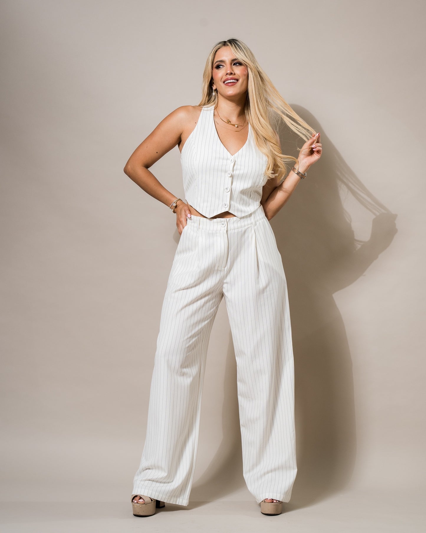 CONJUNTO DE PANTALÓN Y CHALECO CON LÍNEAS