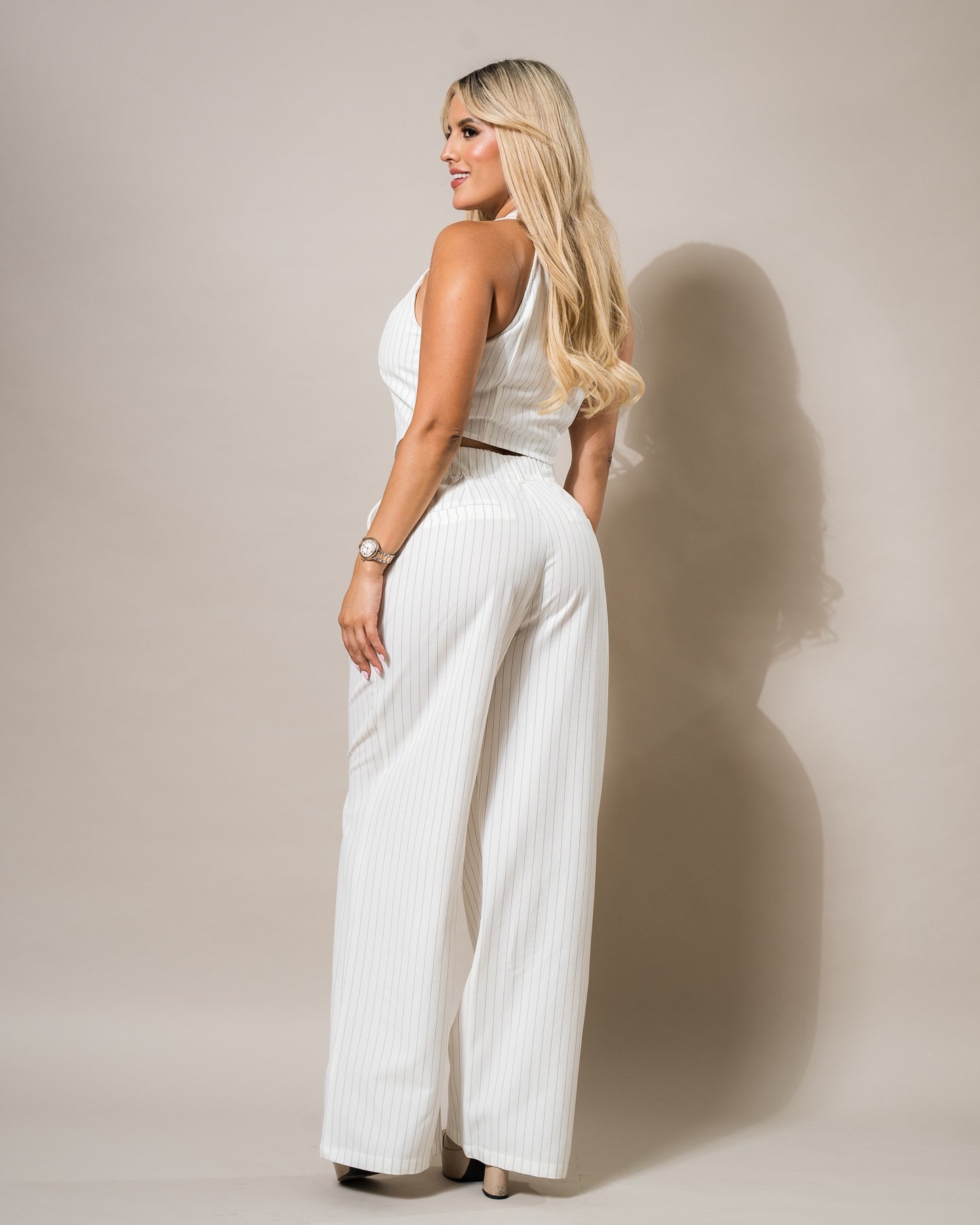 CONJUNTO DE PANTALÓN Y CHALECO CON LÍNEAS