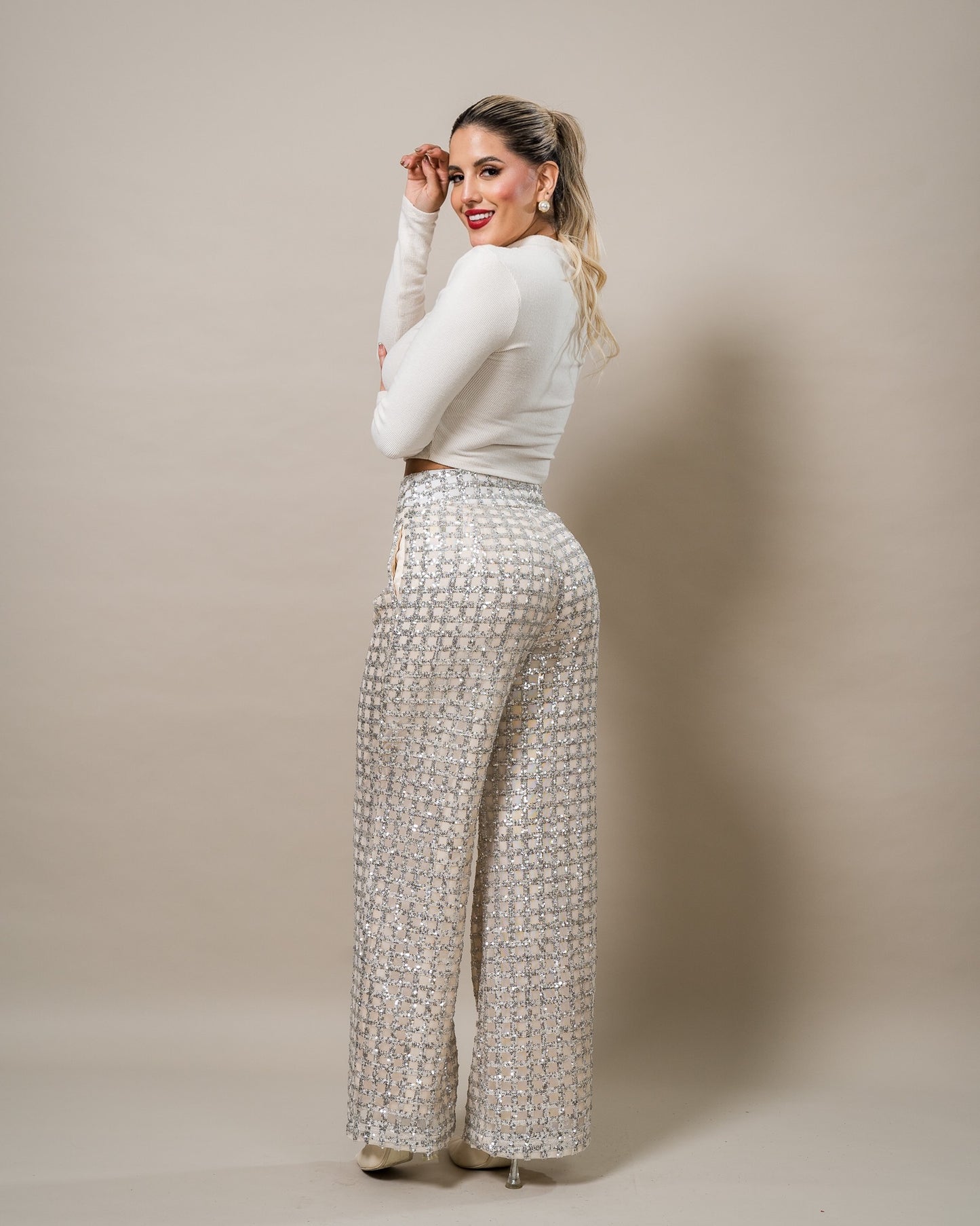 PANTALONES BEIGE CON APLICACIÓN DE LENTEJUELA PLATA