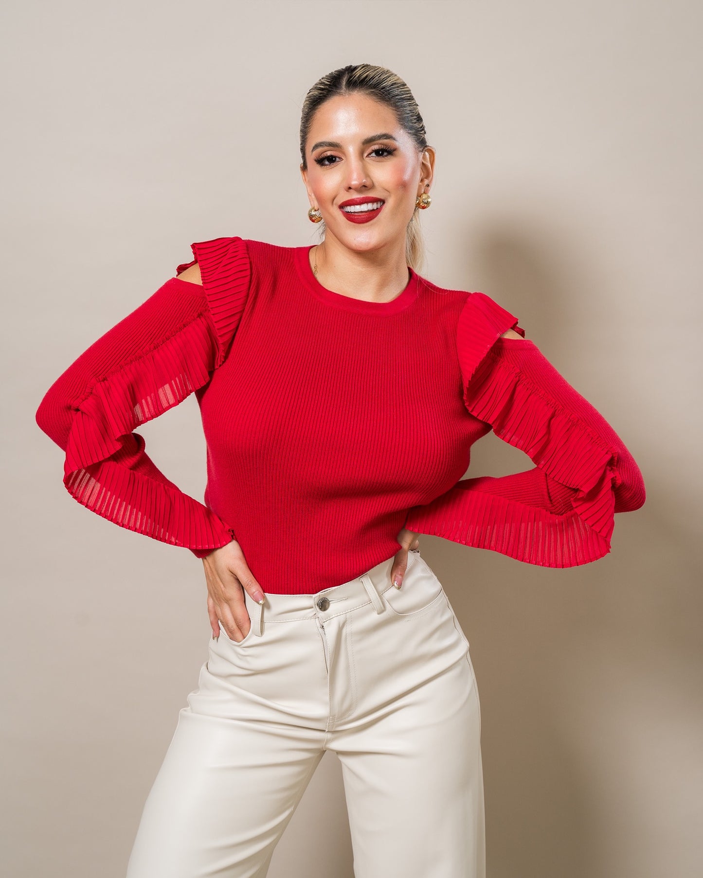 BLUSA ROJA DE PUNTO CON DETALLE DE OLANES